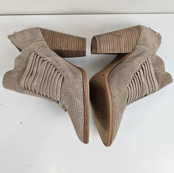Vince Camuto Levana Heeled Booties Boots Perforated Pointy Toe Gray Beige Size 8 - Picture 9 of 14